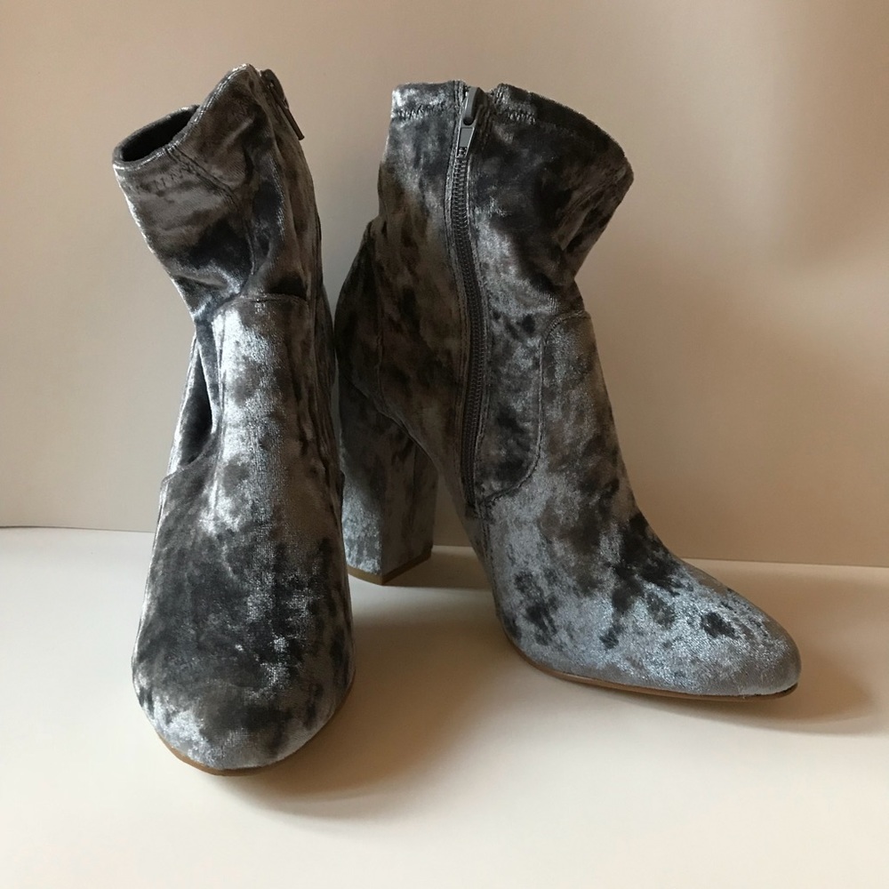 JustFab Rosanna crushed velvet gray booties sz 8